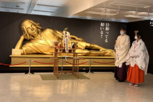 東リベ × 東卍 原画展会場に巨大な“黄金のマイキー像”が出現!