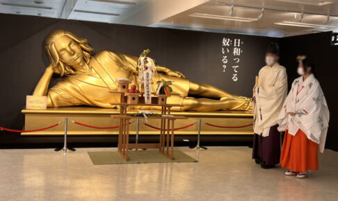 東リベ × 東卍 原画展会場に巨大な“黄金のマイキー像”が出現!